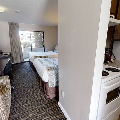  Pet Friendly - 2 Queens Kitchenette  Room